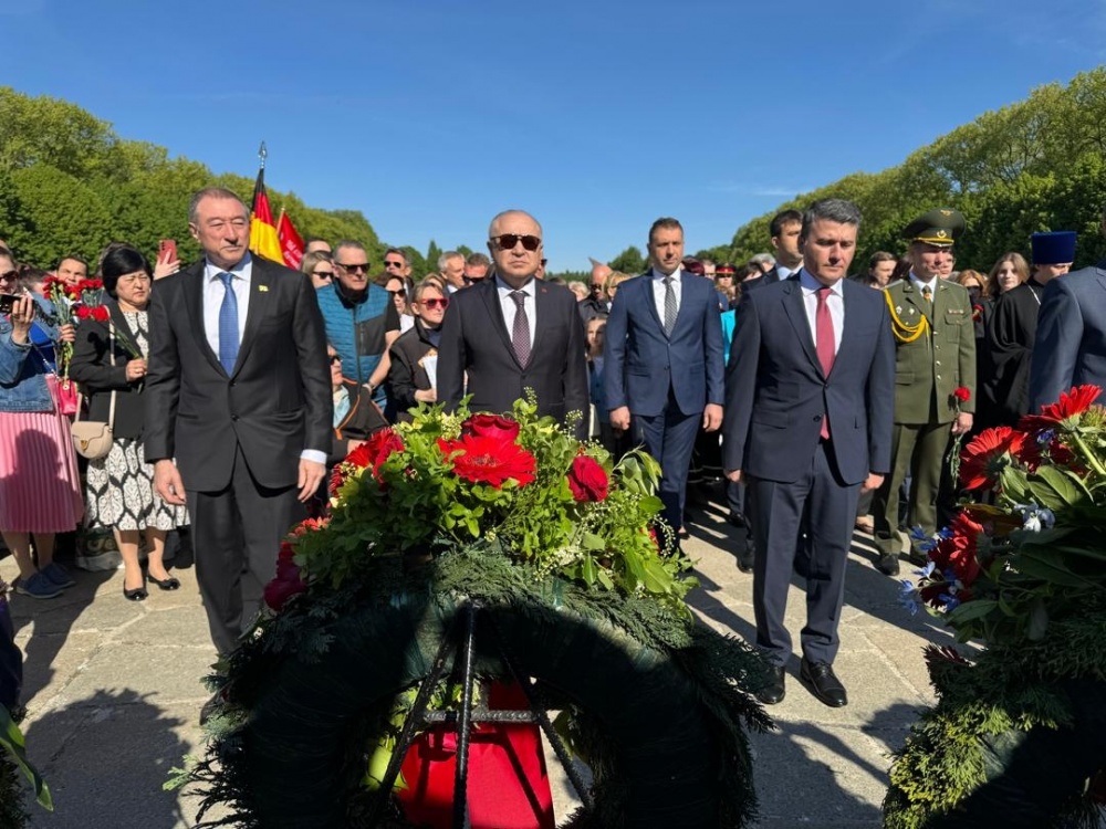 Омурбек Текебаев в Берлине возложил цветы павшим советским воинам
