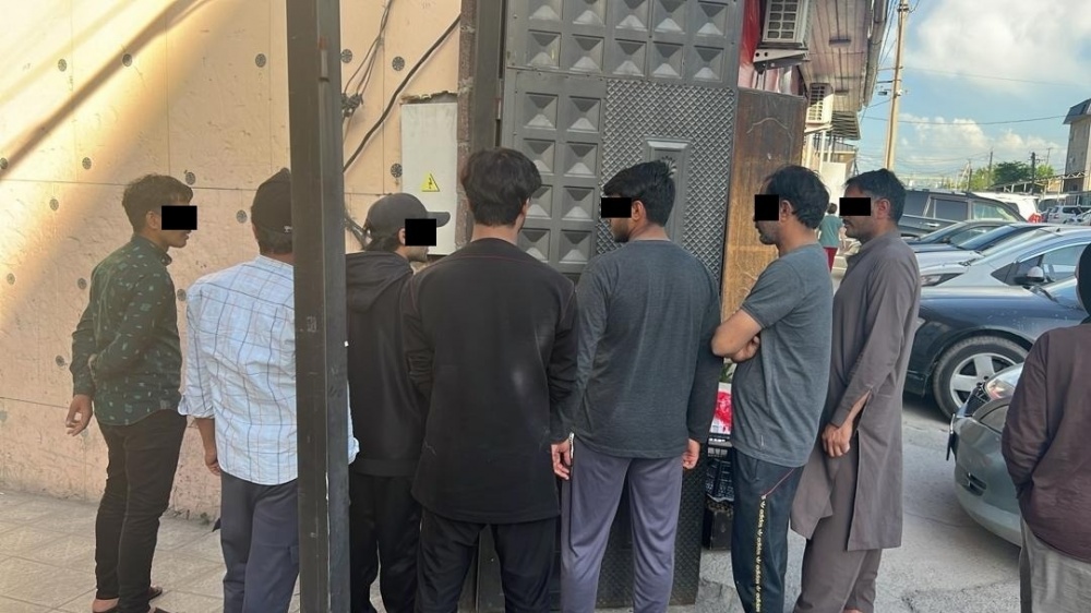 В Бишкеке пакистанцы шили брендовую одежду без документов