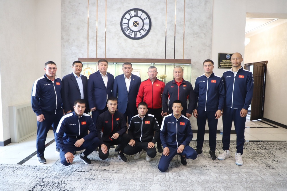Ташиев напутствовал сборную Кыргызстана по боксу перед важным турниром