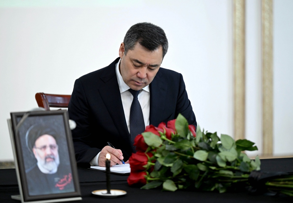 Садыр Жапаров оставил запись в книге соболезнований в посольстве Ирана