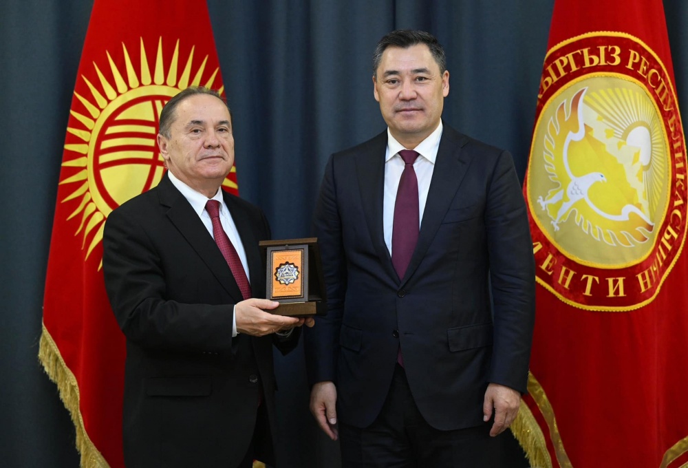 Садыр Жапаров наградил посла Венгрии в Кыргызстане орденом "Достук"