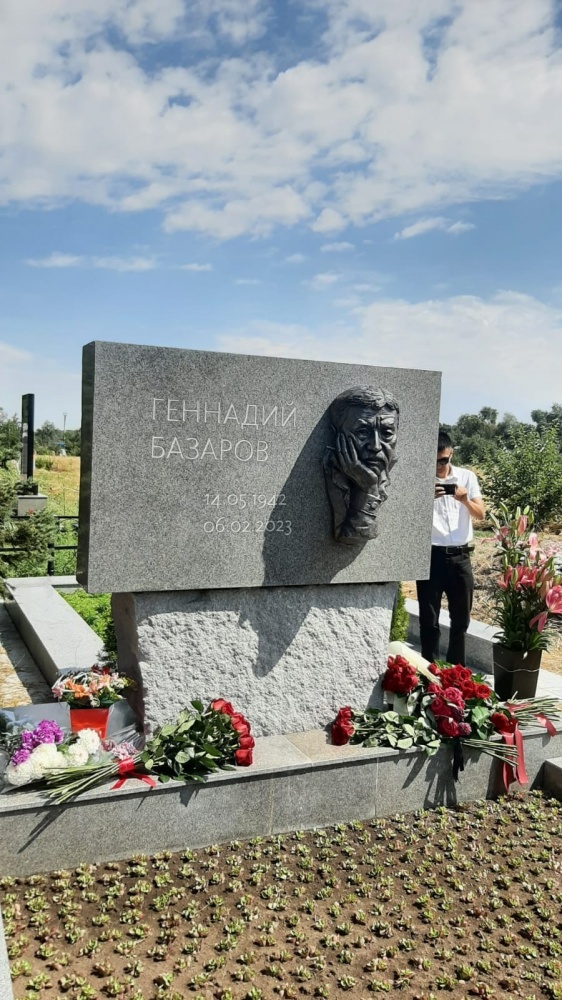 Состоялась церемония открытия надгробного памятника Геннадию Базарову