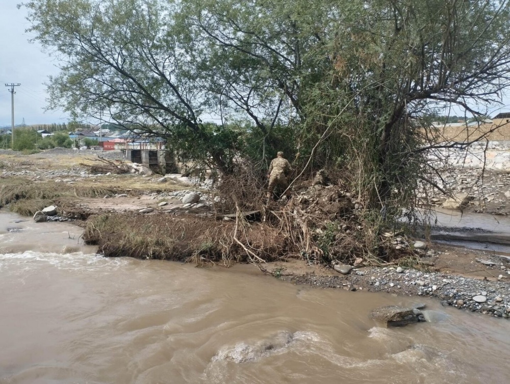 Найдены тела матери и 3-х дочерей, унесенных селевым потоком в Оше