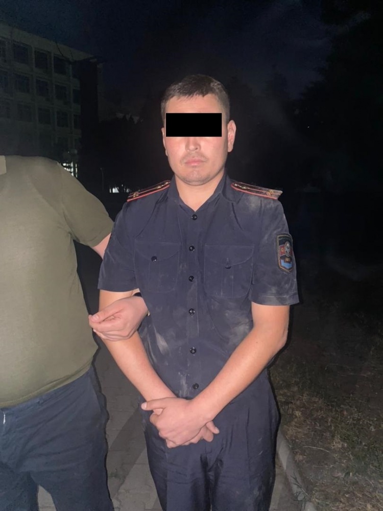 ГКНБ задержаны сотрудники УВД Ленинского района при получении взятки