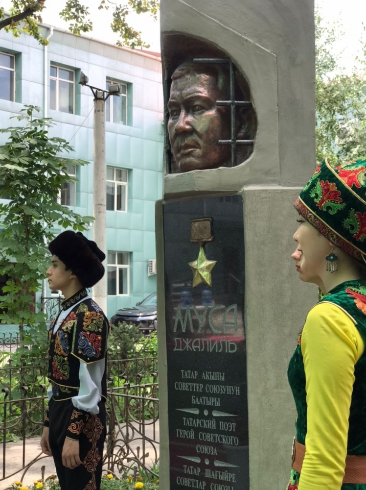 В Бишкеке установлен бюст Герою Советского Союза, поэту Мусе Джалилю