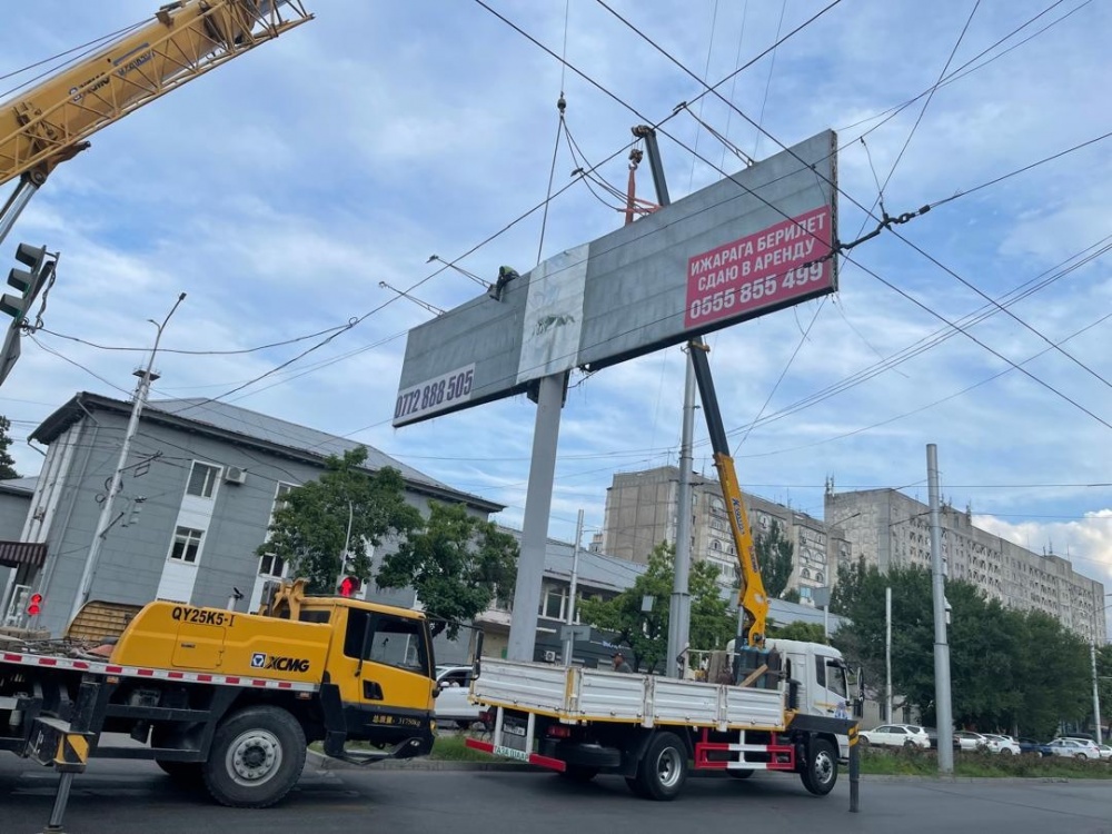 В Бишкеке демонтировали уже 200 рекламных щитов