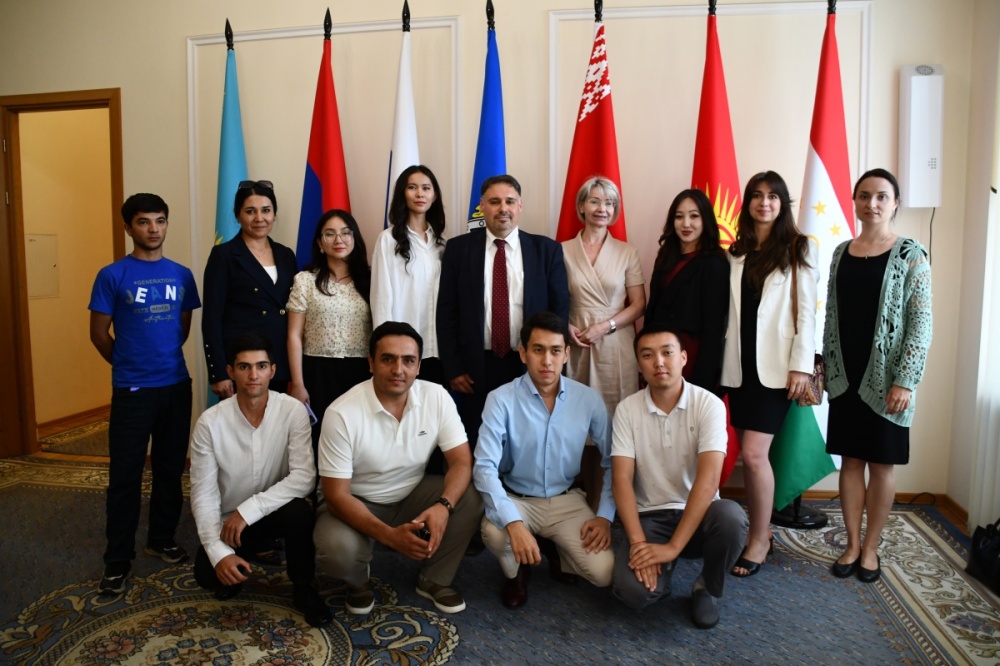 В офисе ОДКБ встречали выпускников вузов Центральной Азии