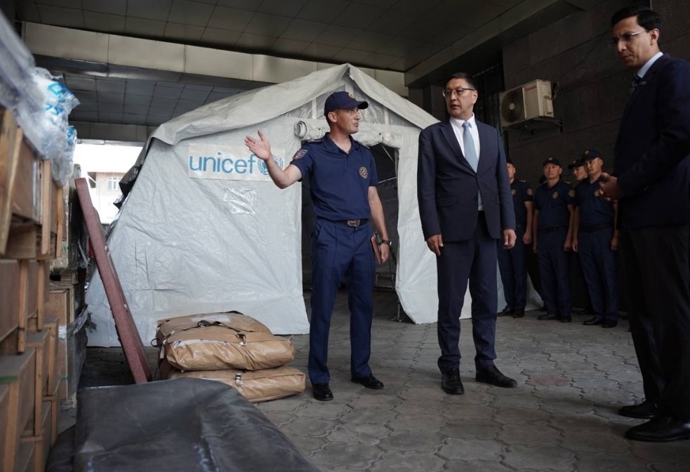 ЮНИСЕФ предоставил палатки и защитное снаряжение для МЧС КР