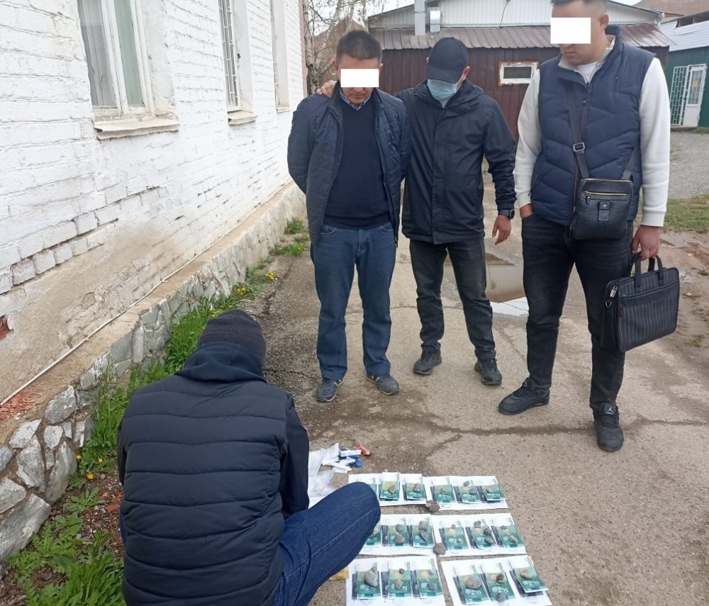В Нарыне задержан врач за вымогательство взятки