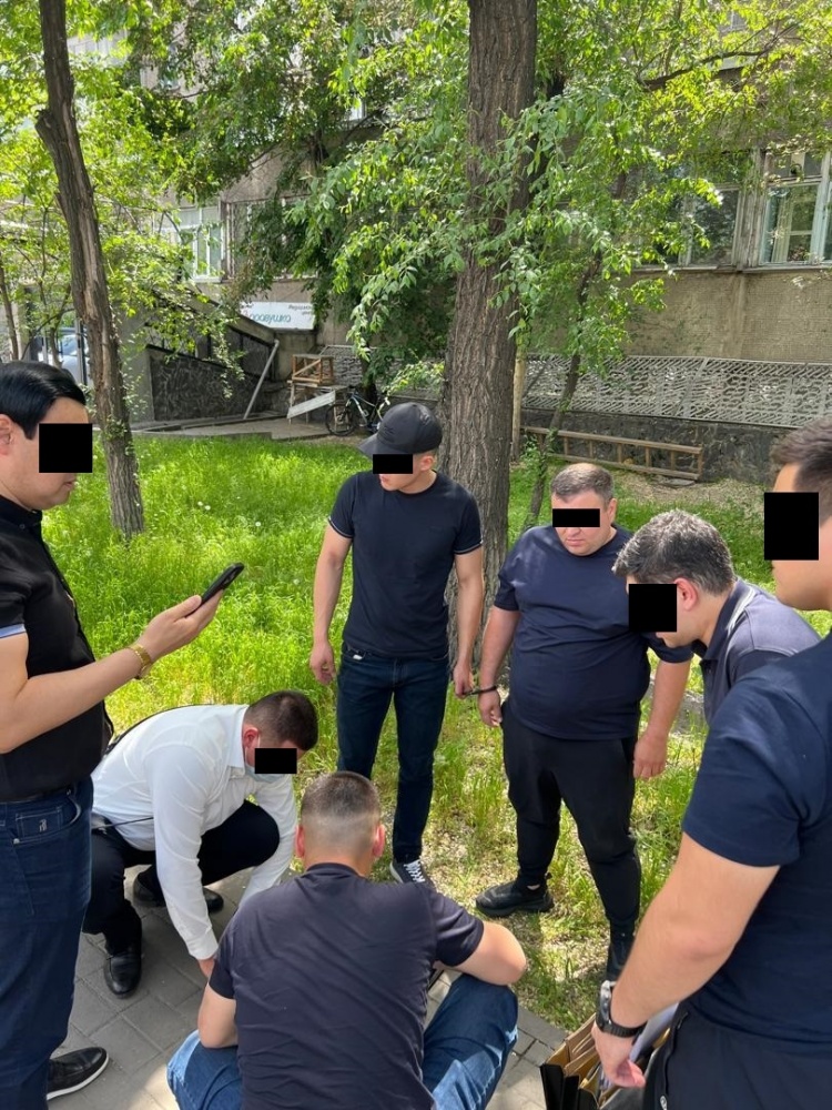 В Бишкеке задержаны сотрудники СБНОН, подозреваемые в сбыте наркотиков