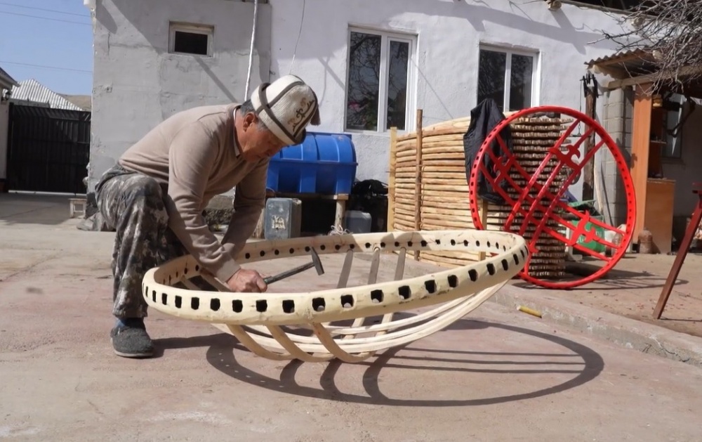 Село мастеров Кызыл-Туу одевает в кыргызские юрты весь мир (видео)