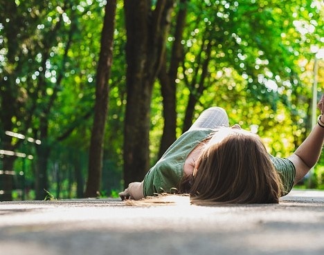 Патрульные доставили потерявшую сознание девушку в больницу