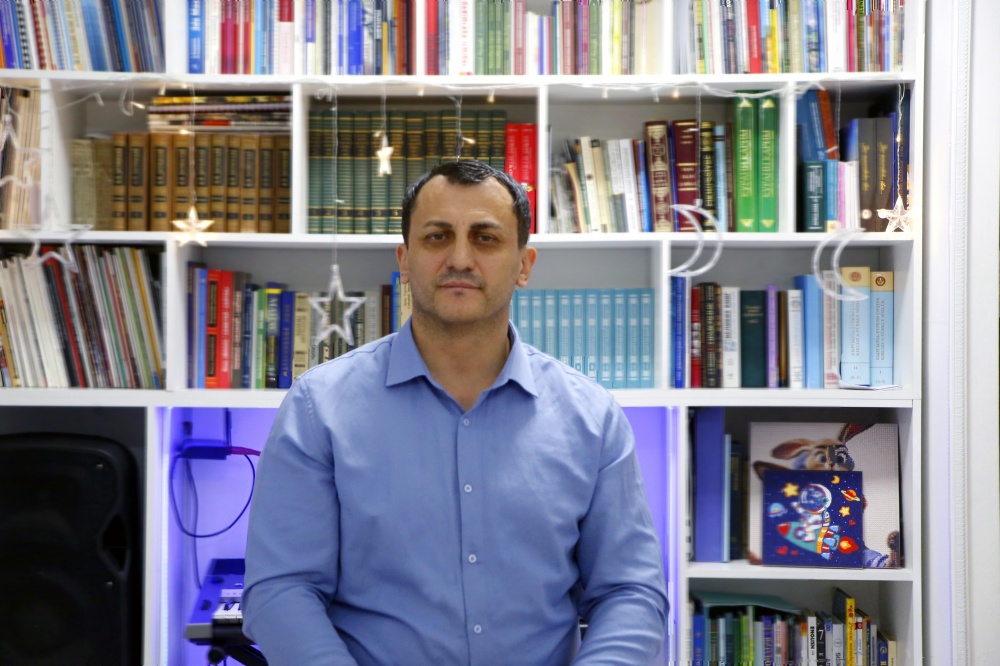 Хинкал, книги и память поколений: в гостях у журналиста Назира Алиева