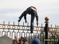 Одни депутаты обсуждали цвет колготок, другие штурмовали "Белый дом"