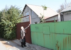Мать не может вернуть сына, незаконно удерживаемого "благородным" соседом