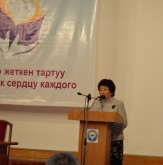 Экс-президент Кыргызстана подарила библиотеке свои книги