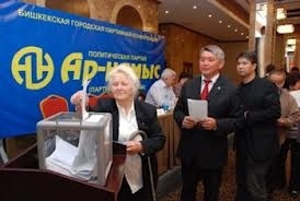 2012-жылы “Ар-Намыс” фракциясынын депутаттары  10513 жаранды кабыл алган