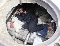 Куткаруучулар шаардык канализациялык люктан араң жан селсаякты чыгарышты