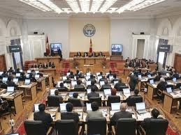 Депутаттарга фракциядан чыгып, депутаттык топторго биригүүгө уруксат берилди