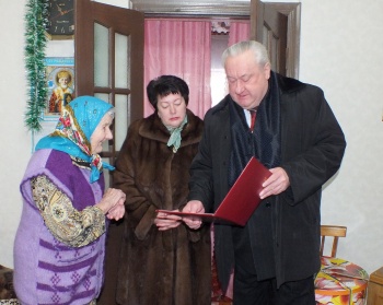 Посол Украины поздравил жительницу Кыргызстана со 100-летием