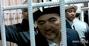 Атажуртчу депутаттардын ишине төрагалык кылган сот эки тилде өтүүдө