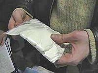 Казакстандын жарандары ири өлчөмдөгү маңзат менен Бишкекте кармалды