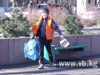 В Бишкеке возможно все, например, убирать мусор вручную