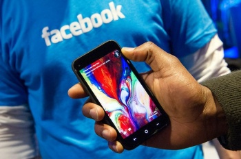 Цукерберг презентовал смартфон от Facebook