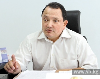 Академик Джумабеков прооперировал пациента с болезнью Бехтерева