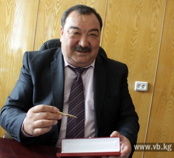 Профессор Мукаш Бейшембаев получил золотой скальпель от академика Давыдова