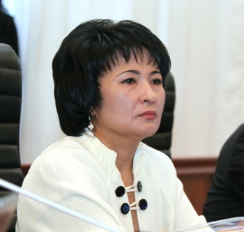 Опрос: родня членов правительства сидит дома или работает в частных фи