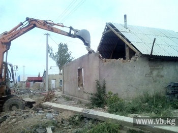 В жилмассиве  "Арча-Бешик" попала под снос часть незаконной постройки