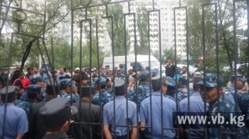 Сторонниц атажуртовцев накажут за сломанные ворота горсуда