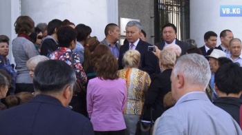 Под окнами у мэра Исы Омуркулова горожане устроили митинг