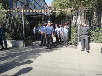 Суд оставил Курманова и Джунушбаева под стражей