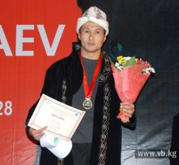 Чемпиону по борьбе на поясах Ажибекову в поединке сломали челюсть