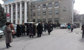 Около 40 акционеров проводят акцию протеста у Нацбанка
