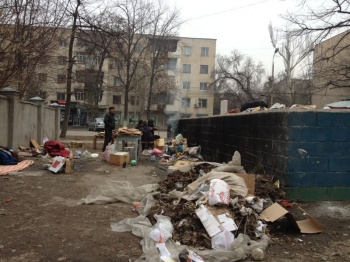 Помогите избавить бишкекский двор от бомжей и мусора