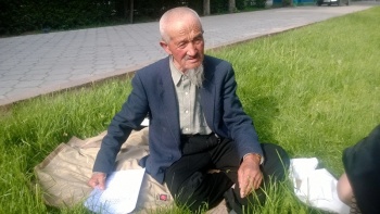 Лежащий перед Домом правительства мужчина требует встречи с премьером