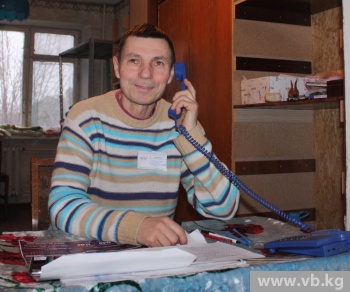 Работает здесь же: принимает вещи на склад