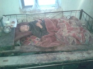 В Кыргызстане родственники переселили пожилого инвалида в сарай для скота