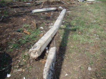 В новостройке водитель грузовика сбил опору линии электропередачи