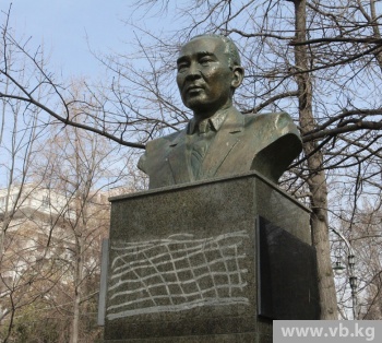Памятник поэту Маликову на проспекте Эркиндик простоял только три месяца