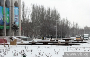 Работу бишкекских фонтанов в снегопад объяснили технической необходимостью