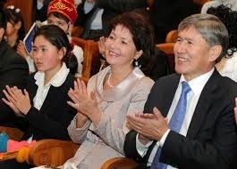 На этом снимке глава КР изображен вместе со своей второй женой и младшей дочерью.