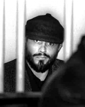 Ноябрь 1999 года. Вячеслав Абдрашитов, признанный следствием исполнителем заказного убийства, на суде заявил отвод всему составу коллегии. На просьбу судьи снять головной убор он также ответил решительным отказом, сказав, что “демонстрирует тем самым неуважение к суду такой вот формой протеста”.