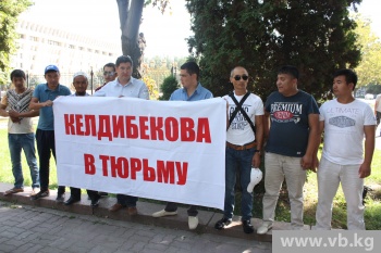 Митингующий у "Белого дома" не смог разъяснить свои требования