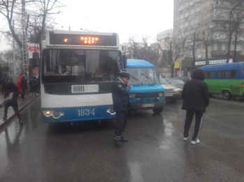 В Бишкеке на "Моссовете" из-за аварии образовалась пробка