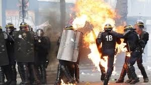 Протесты в Париже переросли в столкновения с полицией, есть пострадавшие