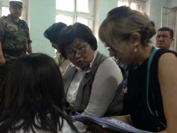 В суд по делу Текебаева приехала Роза Отунбаева